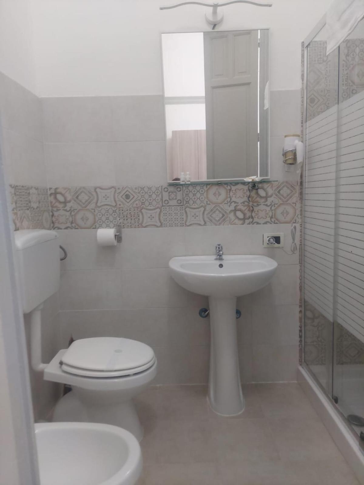 Guest House Lamphotel Militello Palermo Bagian luar foto