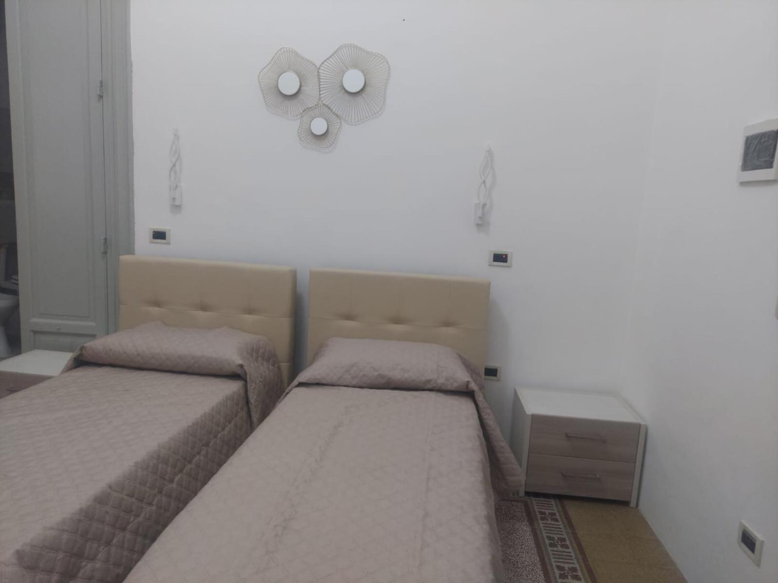 Guest House Lamphotel Militello Palermo Bagian luar foto