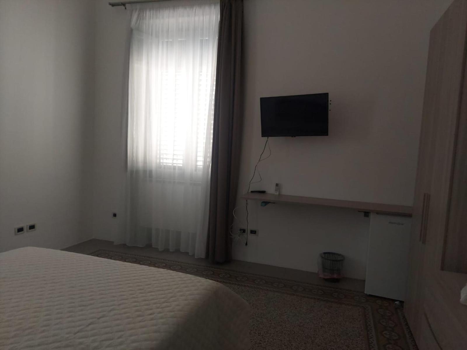 Guest House Lamphotel Militello Palermo Bagian luar foto