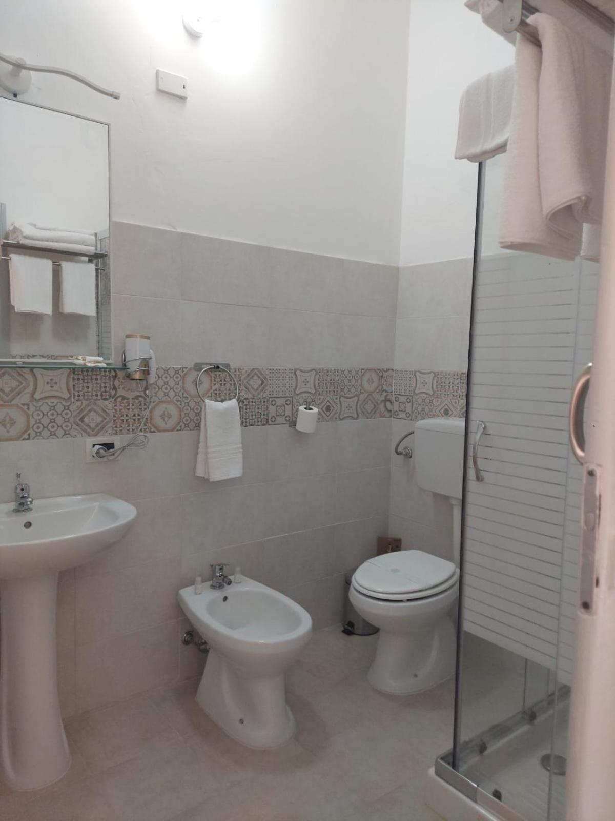 Guest House Lamphotel Militello Palermo Bagian luar foto