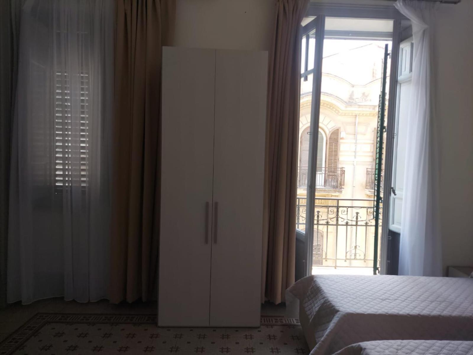 Guest House Lamphotel Militello Palermo Bagian luar foto
